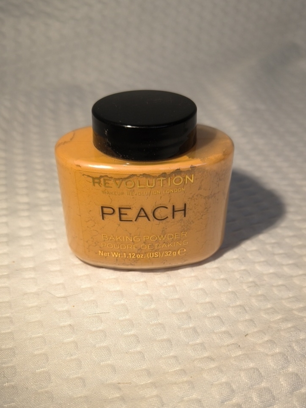 Revolution Peach Loose Baking Powder - Peach and Black